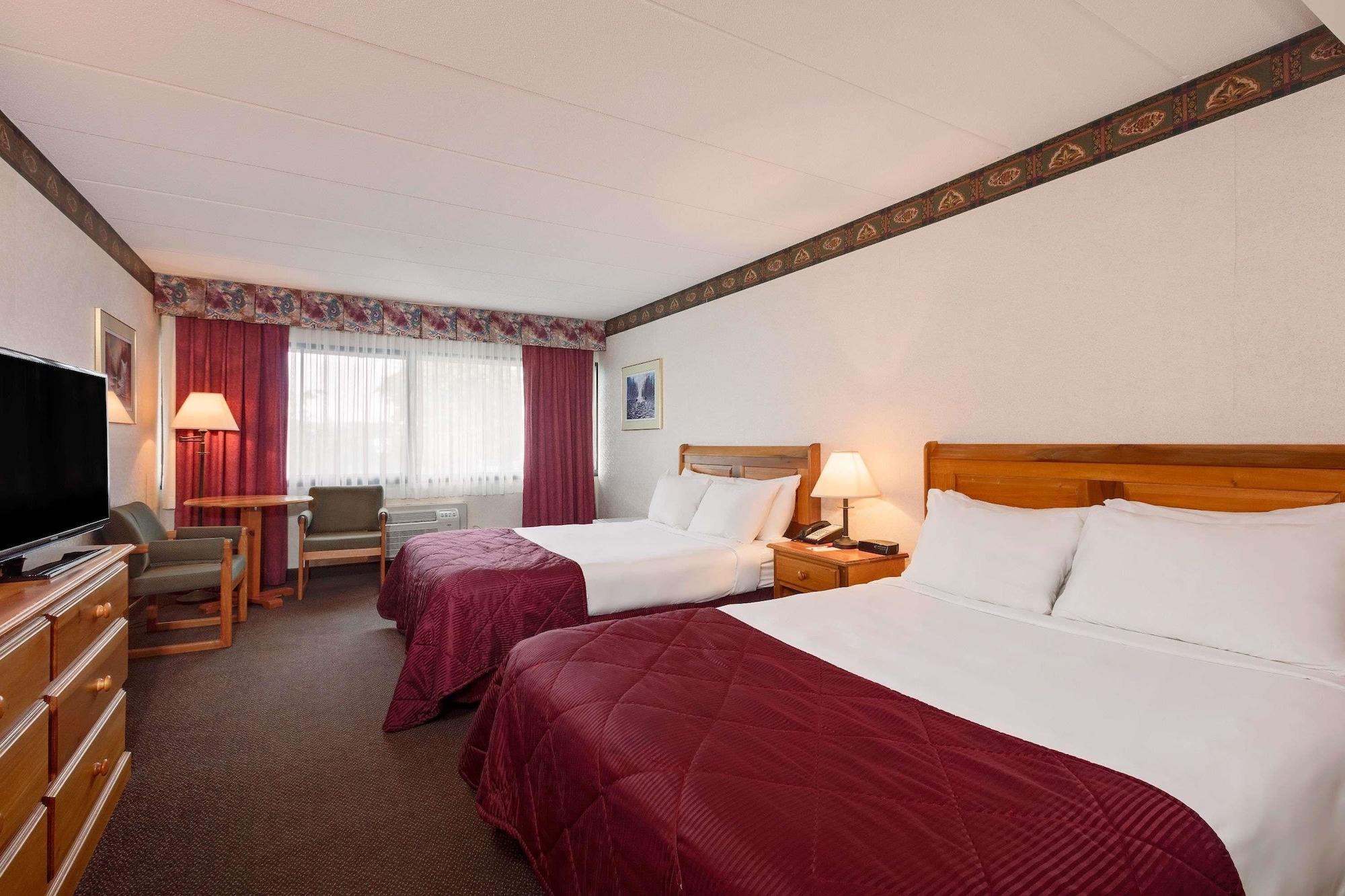 Ramada By Wyndham Pinewood Park Resort North Bay Dış mekan fotoğraf