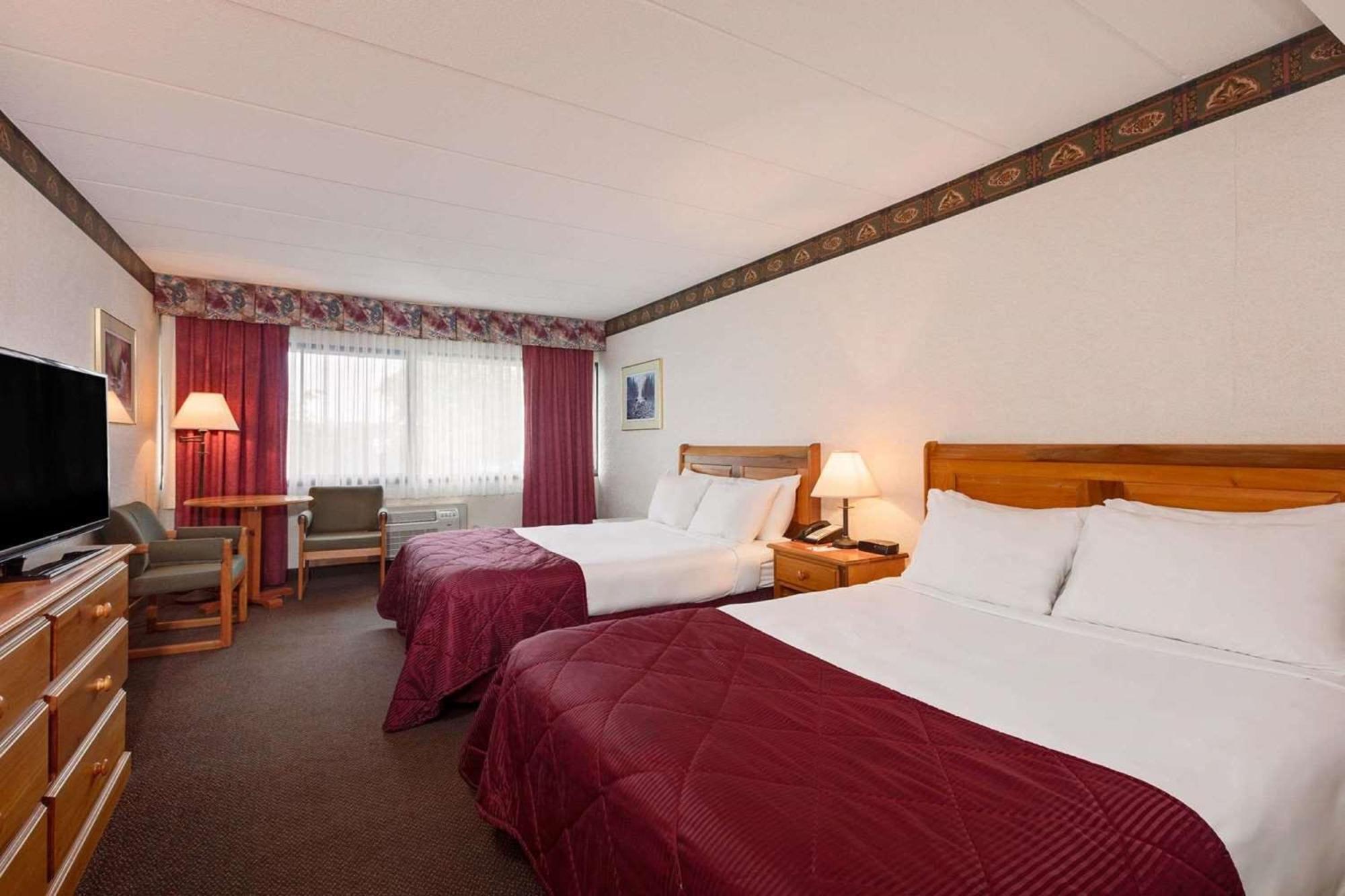 Ramada By Wyndham Pinewood Park Resort North Bay Dış mekan fotoğraf