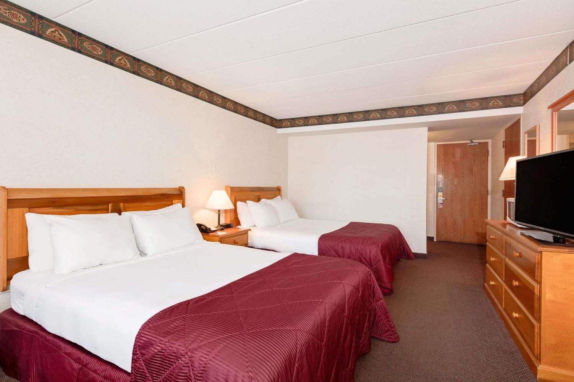 Ramada By Wyndham Pinewood Park Resort North Bay Dış mekan fotoğraf