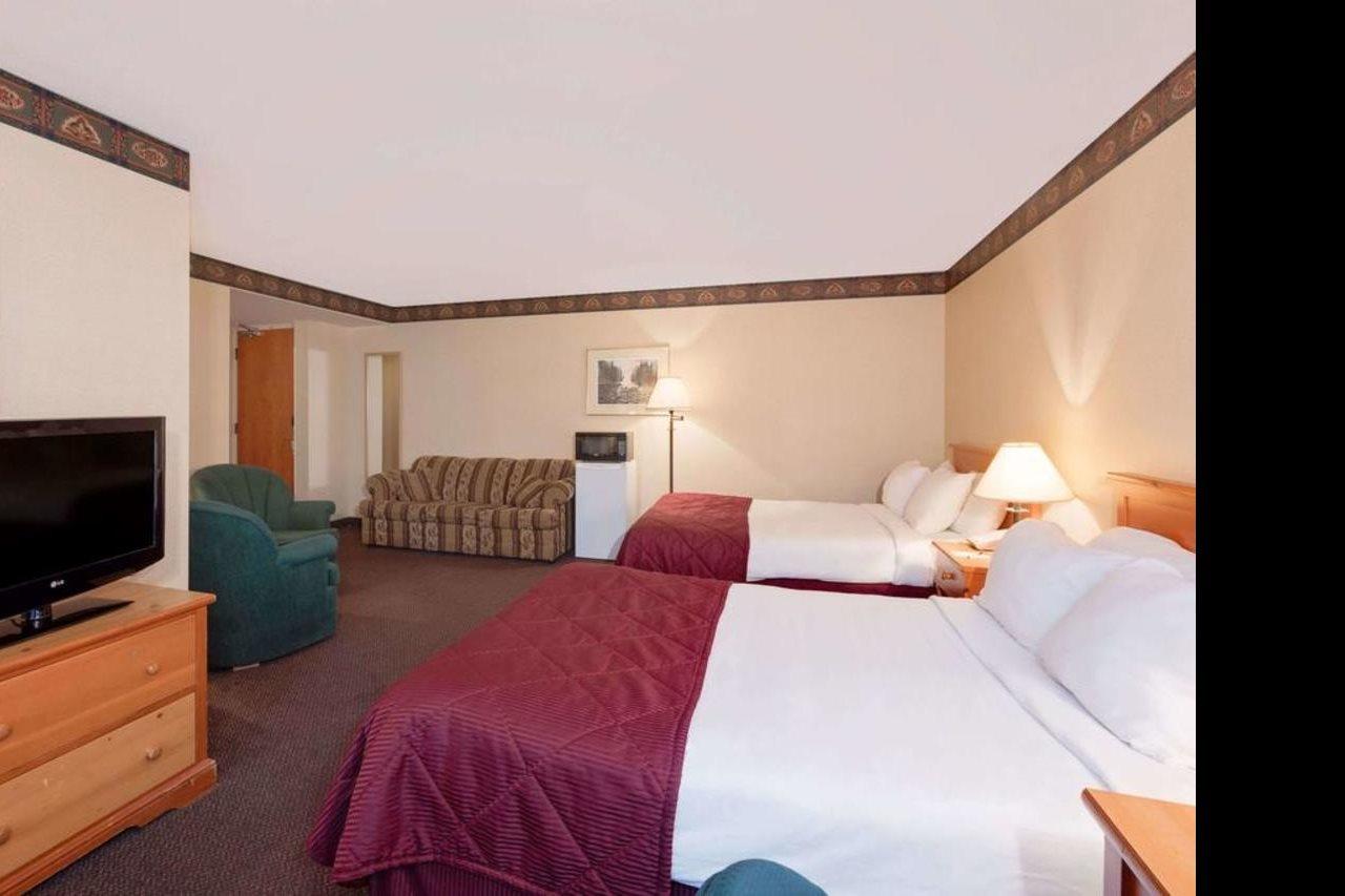 Ramada By Wyndham Pinewood Park Resort North Bay Dış mekan fotoğraf